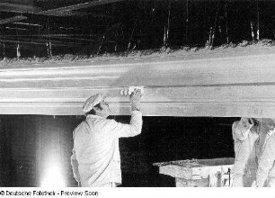 Opernhaus. Stuckarbeiten am Plafond im Zuschauerraum (?)