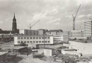 Dresden-Neustadt. Blick von Süden über das Baugebiet zwischen Straße der Befreiung (Hauptstraße) und Werner-Seelenbinder-Straße mit in Montage befindlichen Wohngebäuden (1974-1980; G. Grünberg, H. Michalk, K. W. Leucht, K. Lässig und Kollektiv)