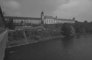 Lambach: Stift von der Traunbrücke
