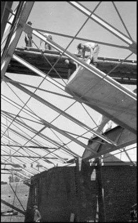 Linnich: Neubau der Seidenfabrik, Platten werden gelegt, von unten