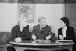 Reportage aus dem Ministerium für Volksbildung der DDR : Paul Wandel (Minister für Volksbildung und Jugend) mit den Staatssekretärinnen des Ministeriums für Volksbildung Elisabeth Zaisser (links) und Ruth Fabisch (rechts)
