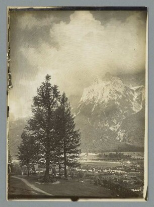 Vor Mittenwald vom Kalvarienberg aus : Mittenwald. Ortsteilansicht gegen die Wettersteinspitze. Winteraufnahme