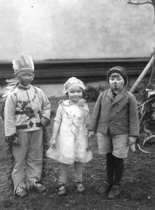 Kinder in Faschingskostümen