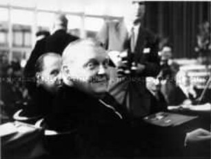 Ludwig Erhard bei der ersten Sitzung des Deutschen Bundestages