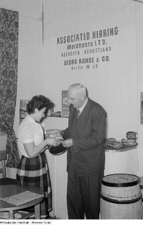 Fischkonserven der "Associated Herring Merchants LtD." auf der Leipziger Frühjahrsmesse