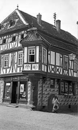 Grund, Peter; Frankfurt; Haus auf der Maininsel neben der Alten Brücke - Männer vor Straßenzug