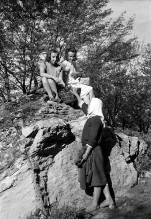 Nepotrowo Poarta Neagra: Tania und Ira Olschewski auf Felsen