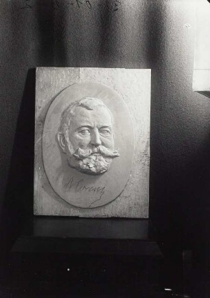 Plakette mit Porträt von Gustav Lorenz : Plakette mit Porträt von Gustav Lorenz. Bronze (1931; E. Richter). Dresden-Südvorstadt, Eisenstuckstraße, Atelier der Künstlerin