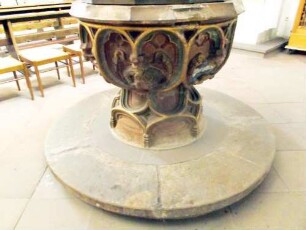 Stiftskirche-Langhaus Innen - Taufbecken (Gotisch) mit Ornamentik und halbplastischen Figuren in Farbigkeit-Detailansicht 02