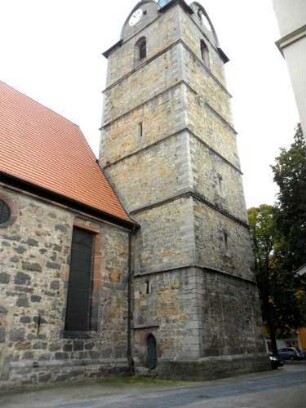 Stadtkirche-Kirchturm von Südwesten mit Schlitzscharten sowie Geschoßtrennung durch Gesimse und Langhaus im Ansatz