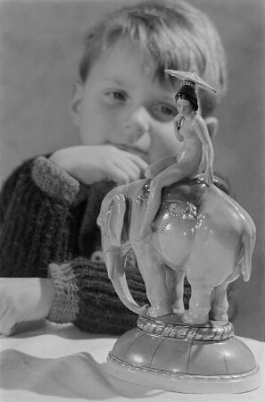 Porträt eines Jungen ( Lothar) mit einer Porzellanfigur