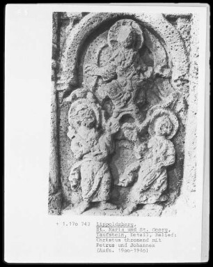 Taufstein mit Heiligenfiguren und Szenen die sich auf die Taufe beziehen — Thronender Christus zwischen Petrus und Johannes