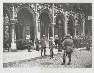 Brüssel unter deutscher Verwaltung. Deutsche Soldaten als Wache vor dem Brüsseler Rathaus. Vom Oberkommando in den Marken zur Veröffentlichung zugelassen