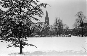 Freiburg: Blick über verschneiten Stadtgarten auf das Münster