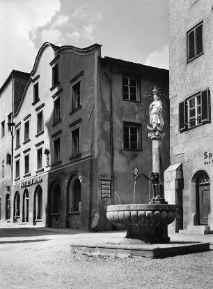Hall in Tirol. Oberer Stadtplatz. Ansicht mit Stadtbrunnen