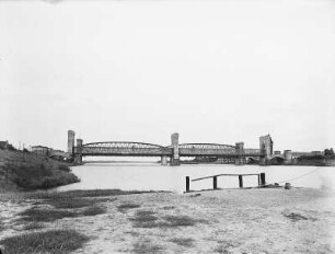 Malbork (Marienburg), Alte und Neue Nogatbrücke. Ansicht vom linken Flussufer