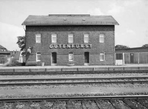 Gutenfürst. Bahnhof. Abfertigungsgebäude. Ansicht über die Gleisanlagen