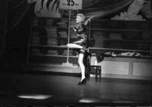 Berlin: Kabarett der Komiker; Gisela Schlüter tanzt