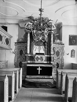 Baruth (Kreis Bautzen). Schloss Baruth, Schlosskapelle. Blick zum Altar (mit Altarbekleidung)