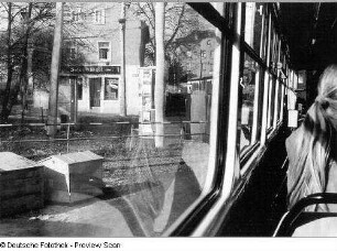 Dresden-Leutewitz, Warthaer Straße. Gleisschleife an der Endstation der Straßenbahn. Blick aus der Straßenbahn auf einen Friseursalon