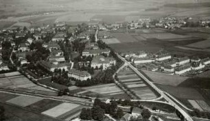 Arnsdorf. Ortsansicht mit Landesanstalt (Sächsisches Krankenhaus Arnsdorf). Luftbild-Schrägaufnahme von Südsüdwest