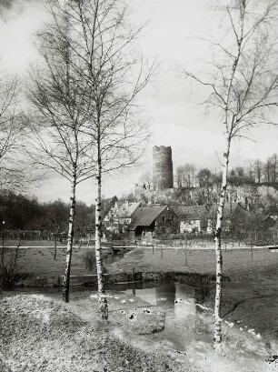 Kohren-Sahlis. Ortsansicht mit Burg (Ruine) Kohren und unreguliertem Wasserlauf der Ratte von Südosten