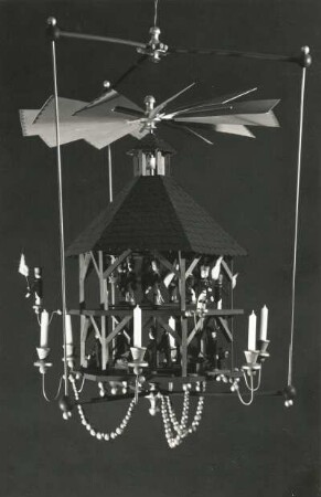 Hängelaufleuchter : Böhme, Gertrud. Hängelaufleuchter mit z. T. beweglichen Bergmannsfiguren. Holz, bemalt. 1970
