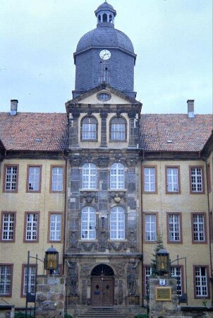 Schloss, Eingangsbereich und Dachreiter