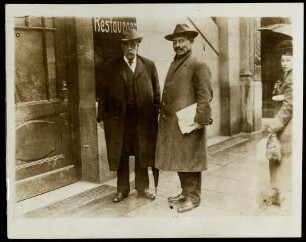 Der Kommunist Karl Liebknecht (rechts) auf der Strasse in Berlin : Rosa Luxemburg und Karl Liebknecht vor 10 Jahren erschossen