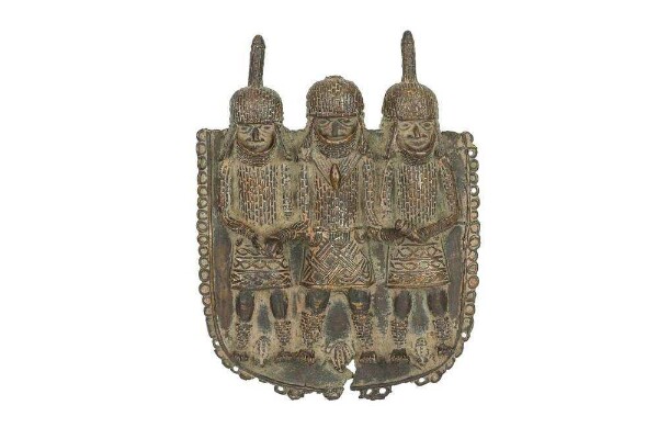 Pendentif de hanche ou de ceinture avec Oba et deux compagnons (représentation de la triade)