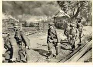 Deutsche Soldaten nehmen ein Dorf ein