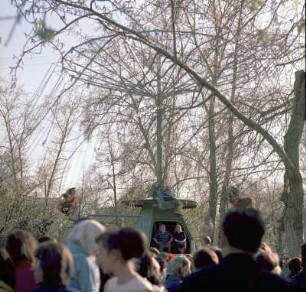 Besucher und Karussel im Gorki-Park