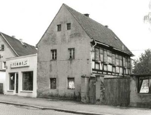 Coswig, Hauptstraße 30. Ehemaliges Wohnstallhaus (1. H. 19. Jh.)