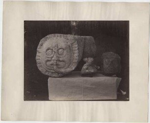 Drei Skulpturen aus der Gegend zwischen Mound 21 und 22.