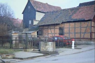 Löschteich, davor Dorfbrunnen