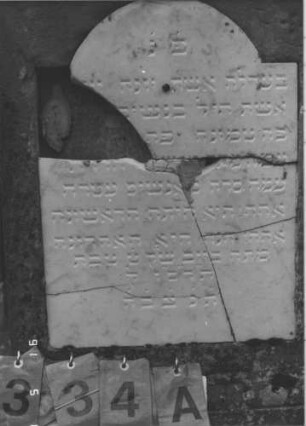 Grabstein 334 (Index: 100009390) Zustand: Vorderseite: Inschrifttafel mehrfach zerbrochen und wiedereingesetzt, kleine Teile fehlen Maße HxBxT: 188x60x20 cm: Grabstein 334A (Nachholaufnahme)