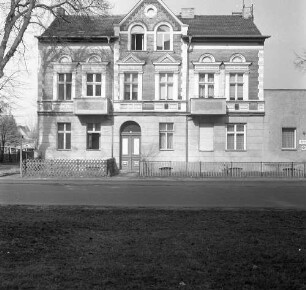 Hoppegarten-Dahlwitz-Hoppegarten, Lindenallee 36. Wohnhaus (1897; C. Speter) mit Anbau (1907). Straßenfront mit Einfriedung