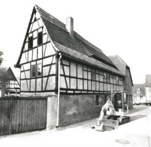 Pegau, Ottomarsplatz 21. Wohnhaus mit Seitengebäude (um 1790). Straßenansicht