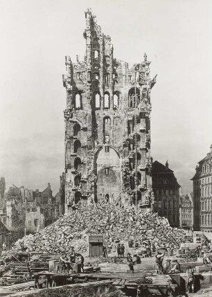 Die Trümmer der Kreuzkirche zu Dresden