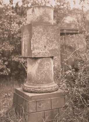 Dresden, Eliasfriedhof. Grabmal einer/s Unbekannten. Von Würfel durchdrungene Säule auf Sockel