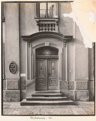 Wohnhaus Wilhelmstraße 136 (Evangelische Brüdergemeinde), Berlin-Mitte: Ansicht Eingang (aus: Julius Kohte, Alt-Berlin, Bauwerke in Berlin und Charlottenburg, aufgenommen 1907-1914)