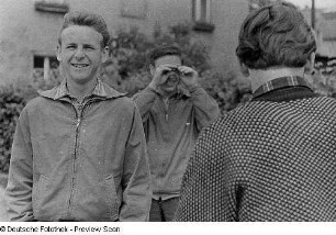H. S., ein Freund des Fotografen Christian Borchert, mit zwei anderen Jungendlichen