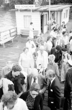 31. Tagung 1981 (29.6.-3.7.) Mediziner; am Landungssteg: erkennbar in der Menge: von vorn nach hinten Lady Eccles, Sir John C. Eccles, Ehepaar Pernow, Ehepaar Butenandt und Ehepaar Pauling in Baskenmützen