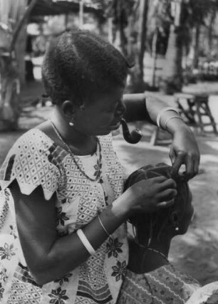 Environs de Brazzaville. Séance de coiffure