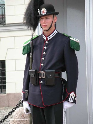 Oslo - Wache am Königsschloß : Wache am königlichen Schloß. Aufgenommen in Oslo im September 2004