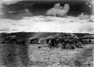 Strohhütten in Sajama : Blick auf Strohhütten in Sajama. Im Hintergrund befindet sich der Cerros de Quisiquisini (Nevado Quisiquisini).