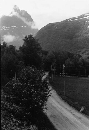 Gletschertal : Von einem Gletscher geformtes Tal. In der Talsohle wurde eine Straße gebaut.