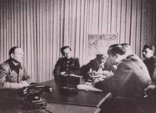 General Heinz Guderian beim Verhör durch den sowjetischen Juristen Alexandrew