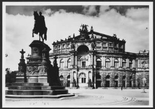 Dresden, Semperoper : Dresden-Altstadt. Semperoper (Staatsoper Dresden) am Theaterplatz und König-Johann-Denkmal
