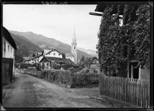 Österreich, Lienz. Stadtteilansicht mit Stadtpfarrkirche Sankt Andrä